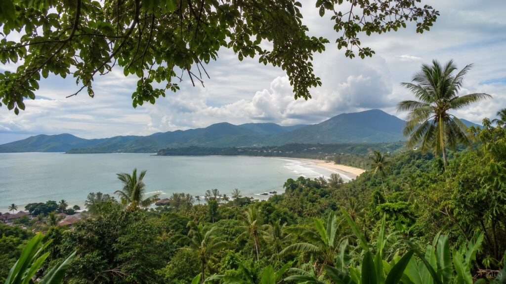 Paysage tropical en Thaïlande en septembre avec mer, montagnes et ciel nuageux