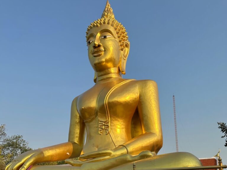 Bouddha couché doré au Wat Phra Yai à Pattaya