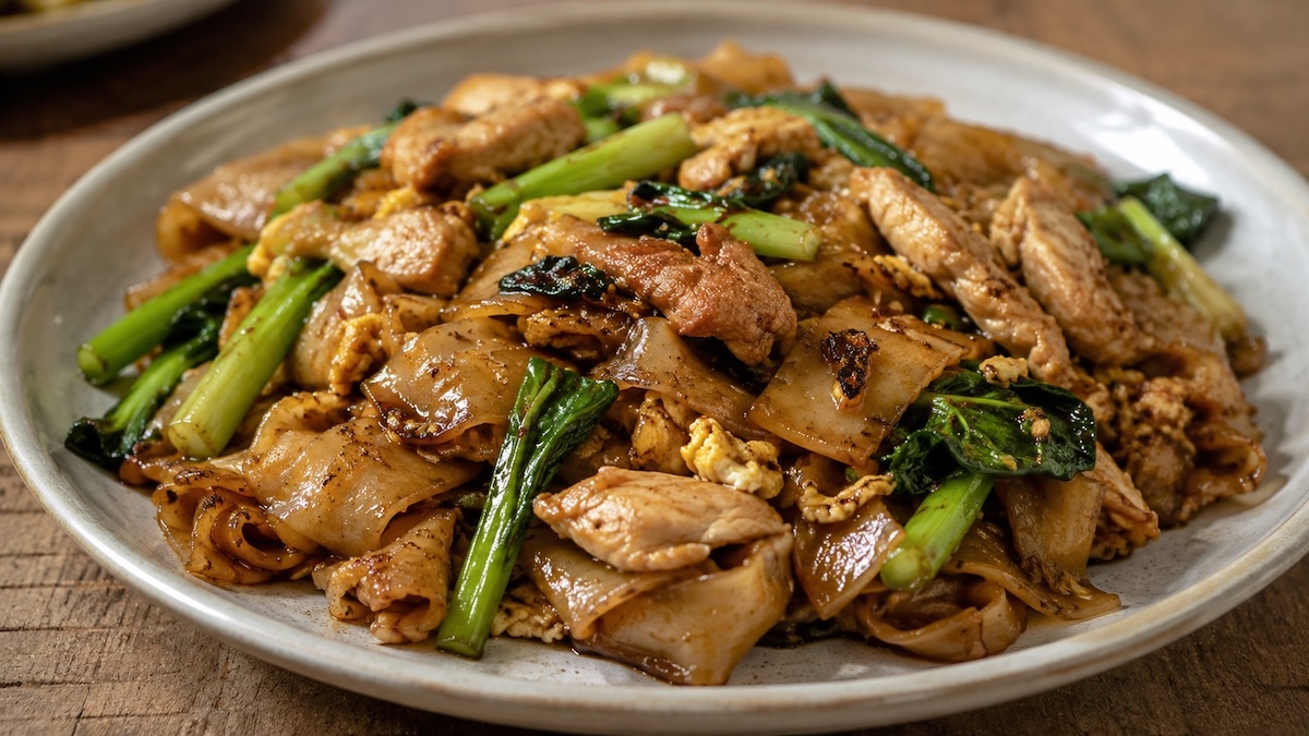 Pad See Ew au poulet avec nouilles de riz larges, œufs et brocoli chinois
