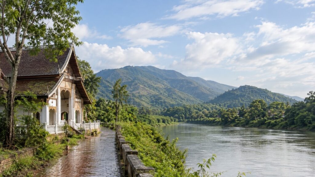 Paysage verdoyant en Thaïlande en octobre avec temple, rivière et éclaircies après la pluie