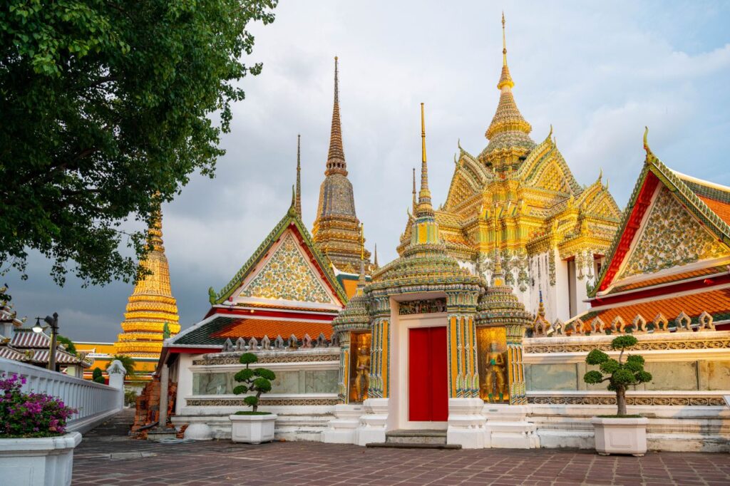 Wat Pho à Bangkok avec ses chedis et bâtiments richement décorés