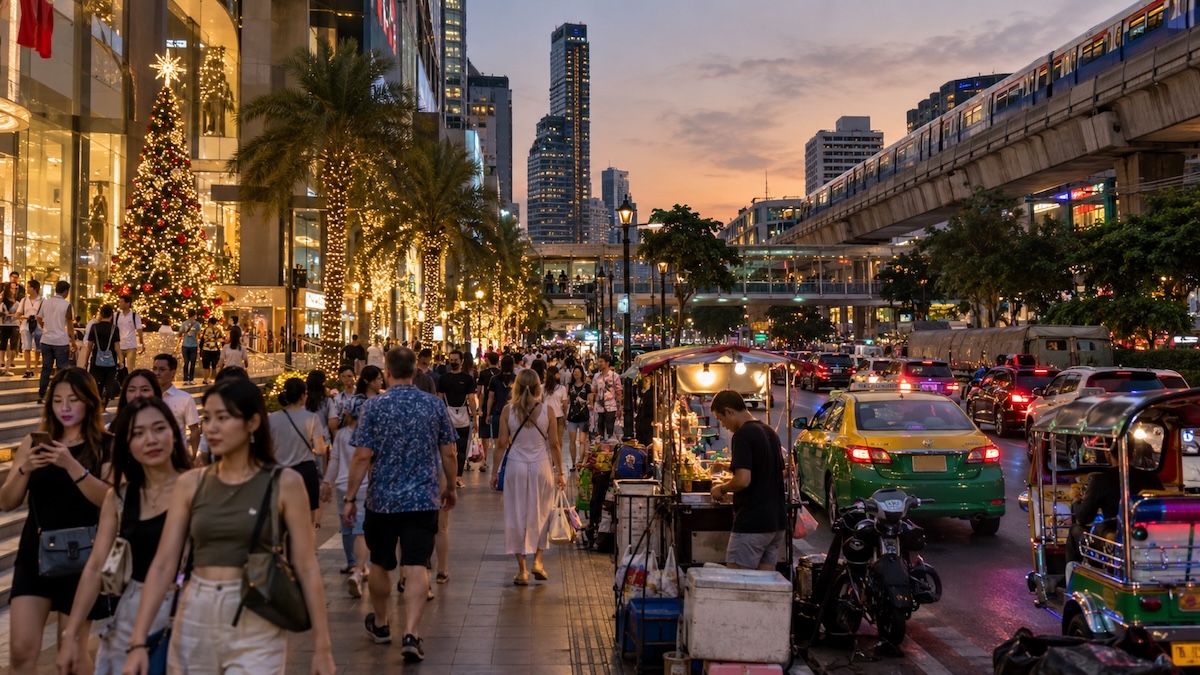 Rue animée de Bangkok décorée pour Noël en décembre
