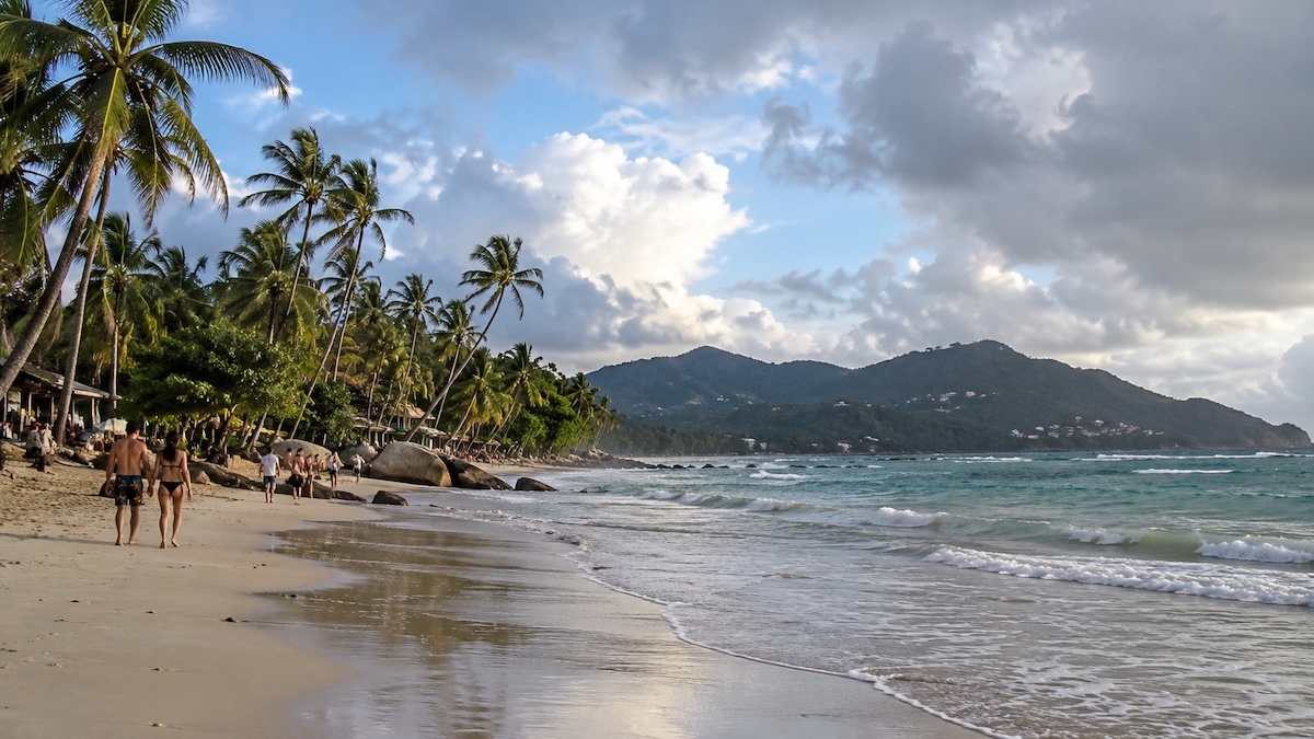 Plage de Koh Samui sous un ciel variable en décembre