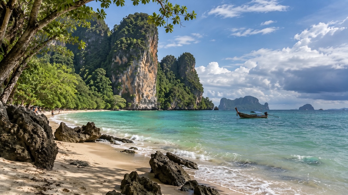 Plage de Krabi en novembre avec falaises karstiques et ciel variable