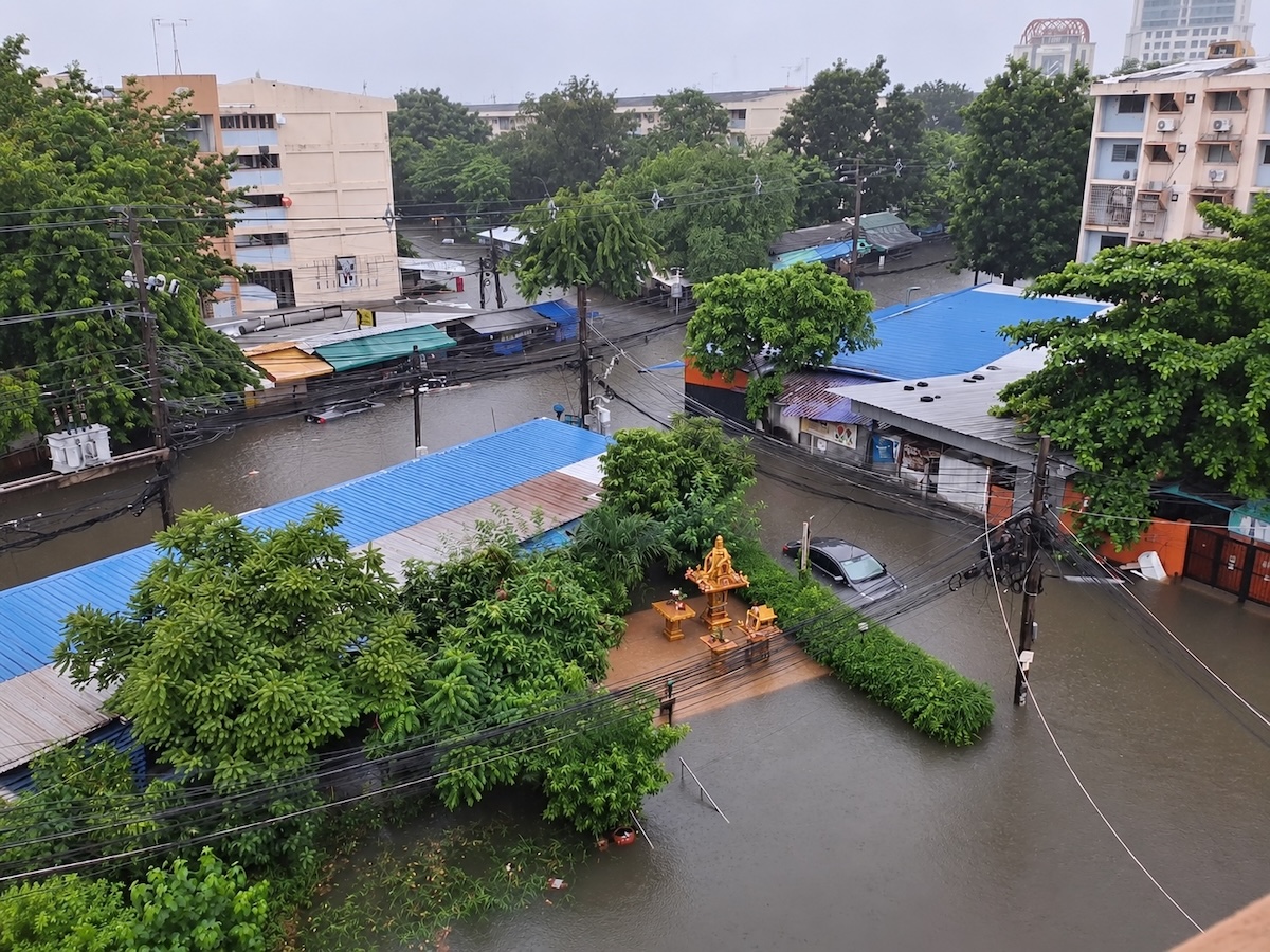 Vue en hauteur de rues inondées dans un quartier de Bangkok