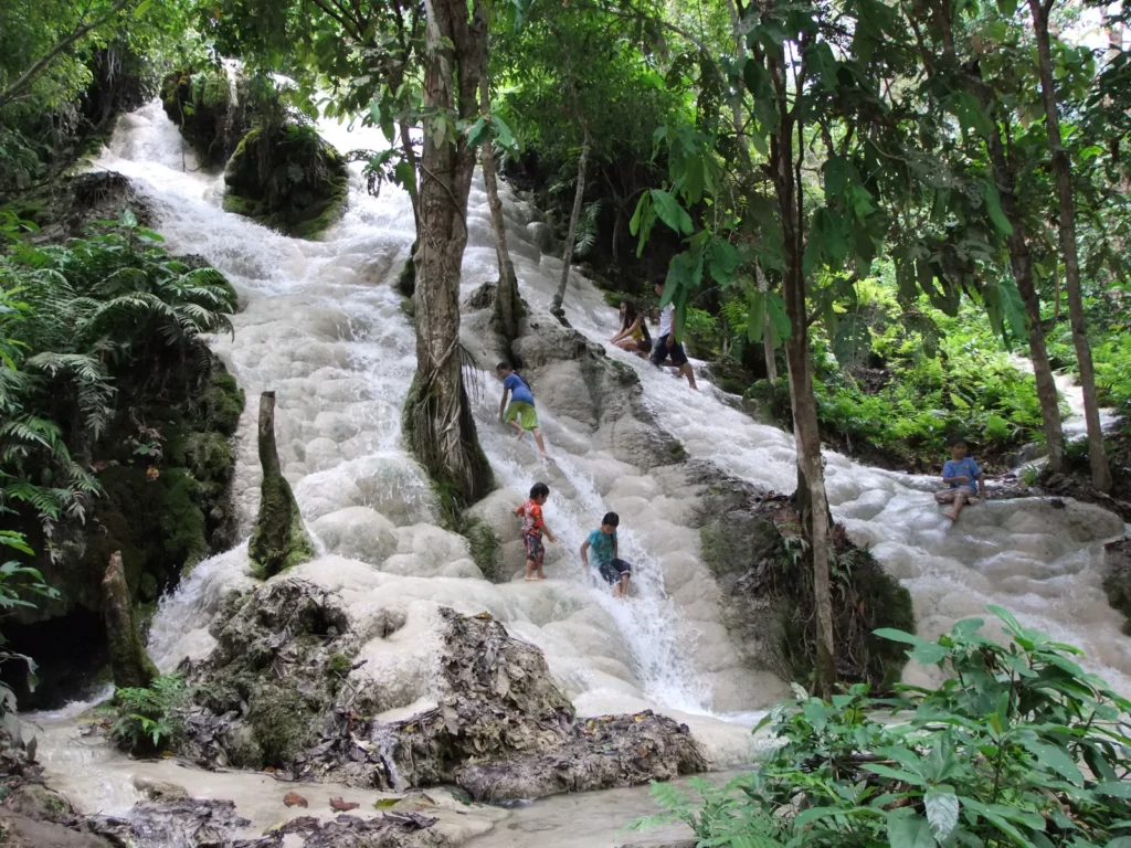 La cascade Bua Tong dans la forêt, près de Chiang Mai.