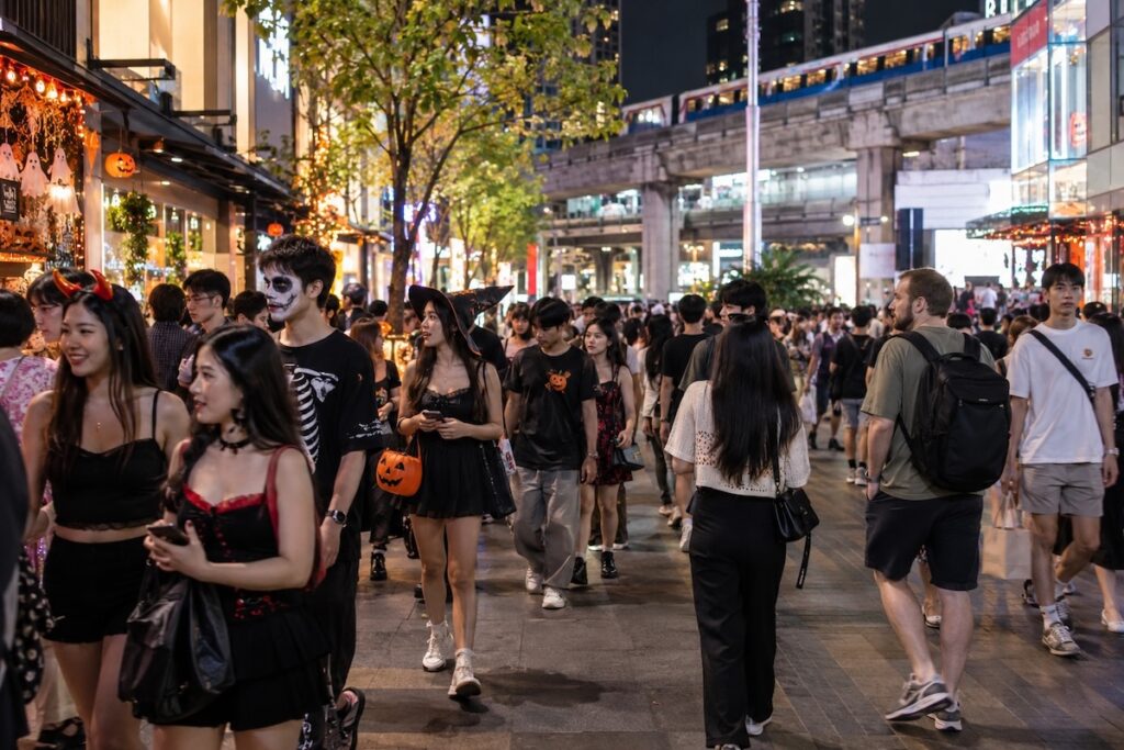 Foule dans une rue de Bangkok avec des personnes déguisées pour Halloween