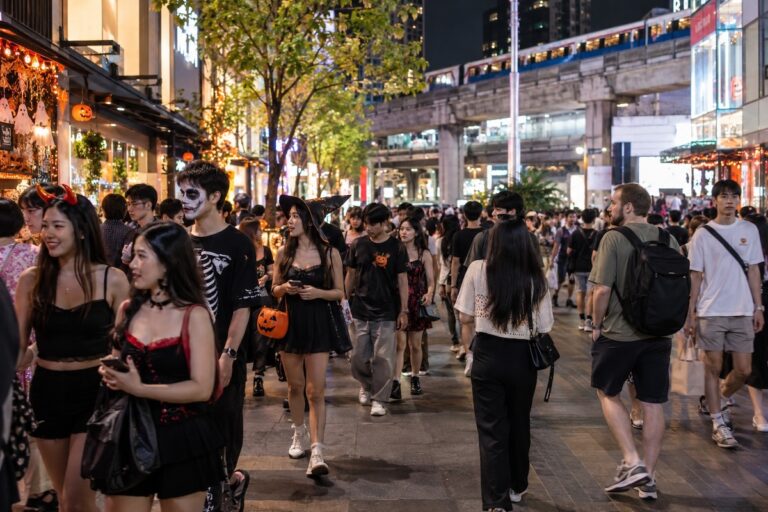 Foule dans une rue de Bangkok avec des personnes déguisées pour Halloween