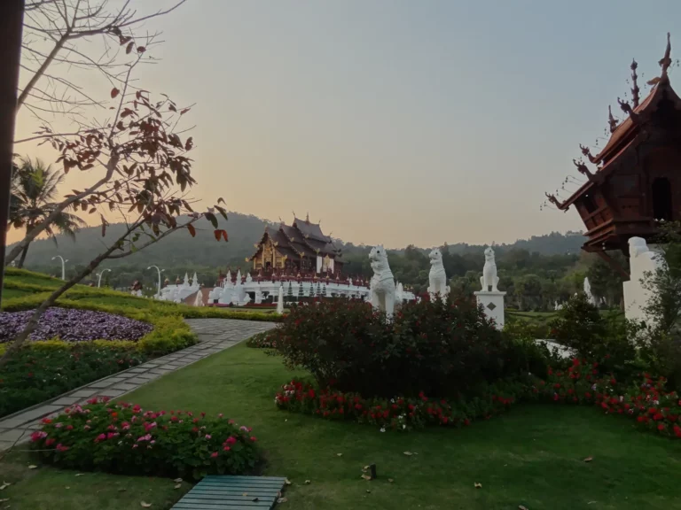 Jardins et pavillons traditionnels du Royal Park Rajapruek à Chiang Mai.