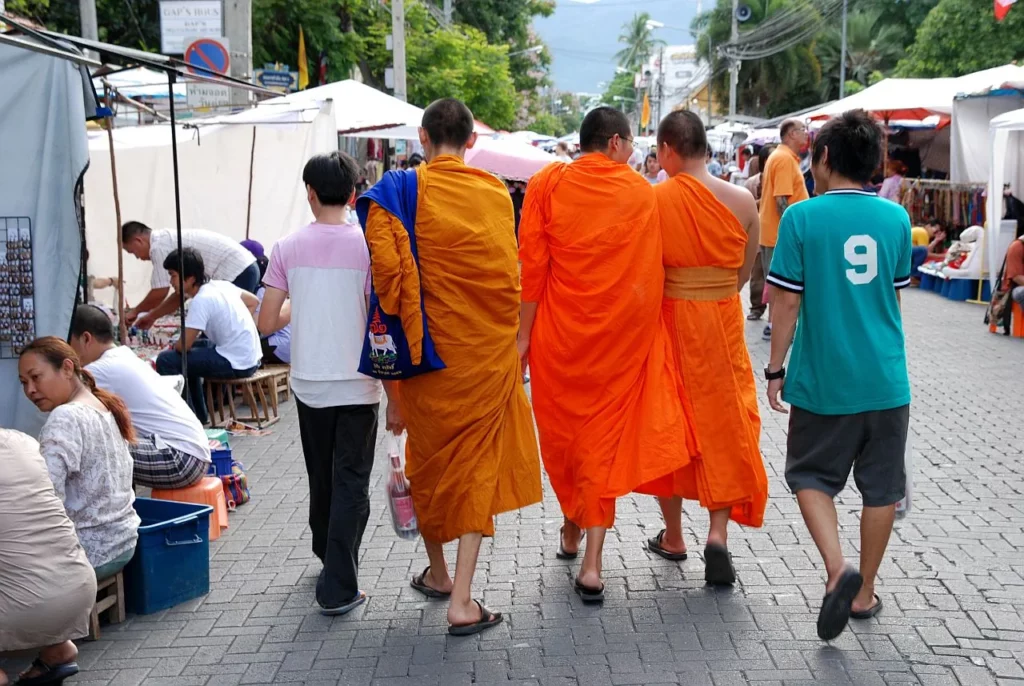 Promeneurs et étals de Sunday Walking Street, le marché dominical de Chiang Mai.