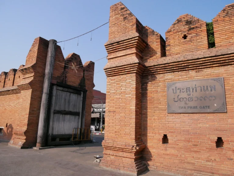 La porte de Tha Phae et ses remparts de briques à Chiang Mai.