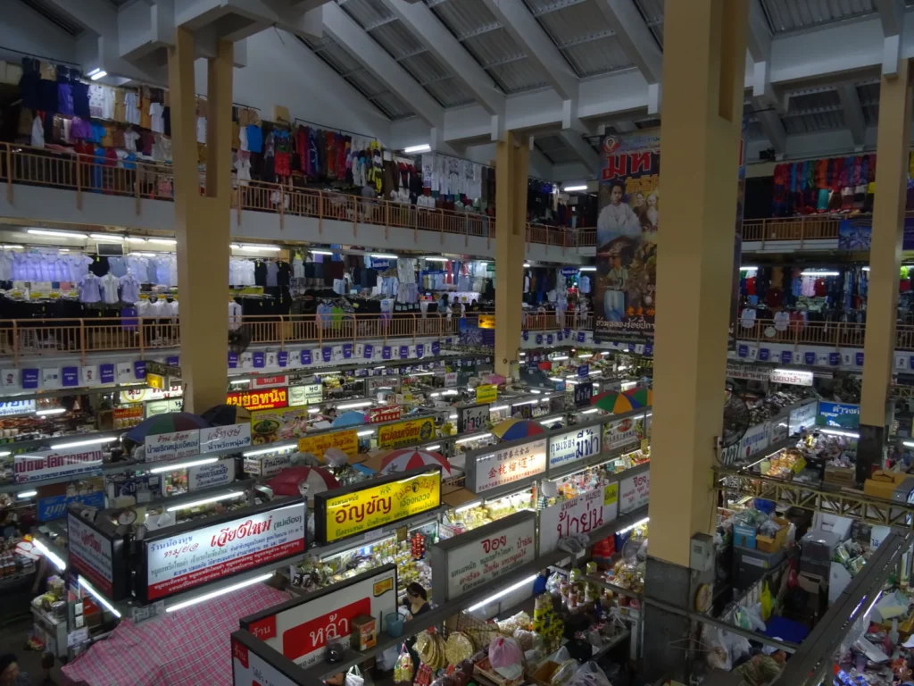 Vue intérieure du marché Warorot à Chiang Mai, avec ses étals et galeries.