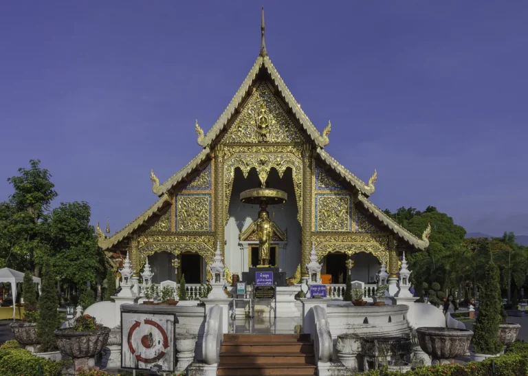 Façade richement décorée du Wihan Luang de Wat Phra Singh à Chiang Mai.