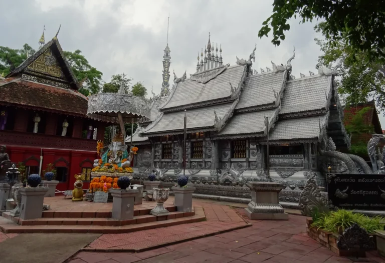L’ubosot argenté de Wat Si Suphan et ses décors métalliques à Chiang Mai.