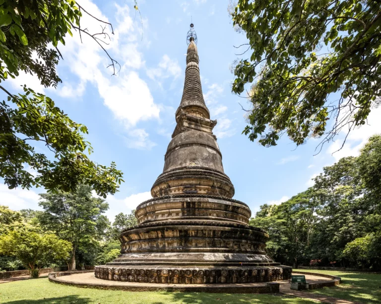 Le chedi ancien de Wat Umong Suan Phutthatham, entouré d’arbres à Chiang Mai.